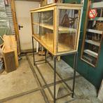 Antiek vitrine op ijzeren onderstel, Antiek en Kunst, Ophalen