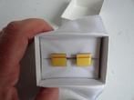 Manchetknopen, geel met rood streepje, in doosje, Ophalen of Verzenden, Zo goed als nieuw, Overige materialen