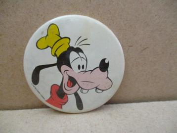adv10268 goofy button beschikbaar voor biedingen