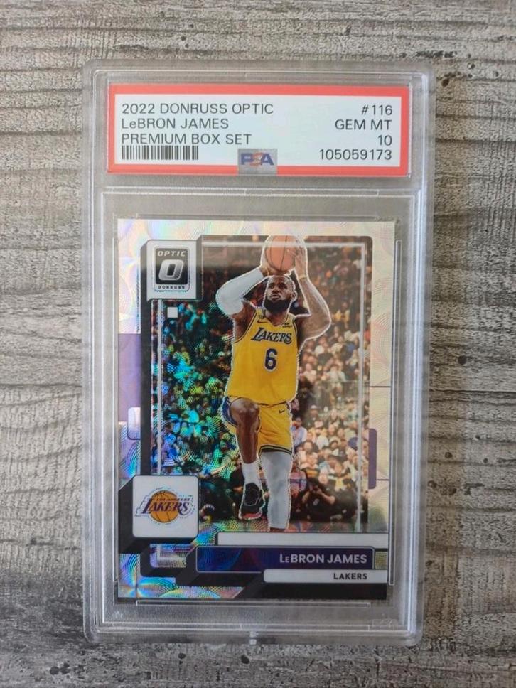 2022-23 Optic Premium Set Lebron James 243/249 =6 PSA 10, Hobby en Vrije tijd, Stickers en Plaatjes, Nieuw, Plaatje, Ophalen of Verzenden