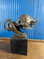 Bronzen Stier Sculptuur op Marmeren Voet, Antiek en Kunst, Kunst | Beelden en Houtsnijwerken, Ophalen of Verzenden