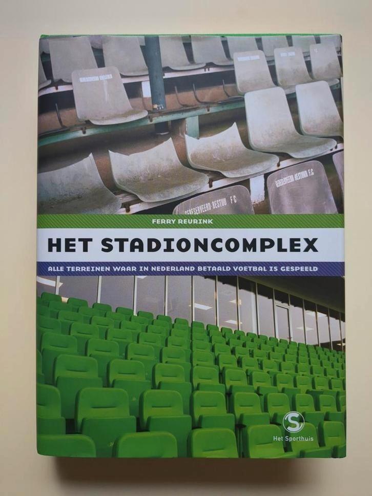 Het Stadioncomplex - Ferry Reurink - Voetbalstadions, Boeken, Sportboeken, Zo goed als nieuw, Balsport, Ophalen of Verzenden