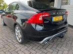 Volvo S60 2.0 D3 Nordic+ R-design, Trekhaak, Leder/Alcantara, Auto's, Gebruikt, Euro 6, 4 cilinders, Zwart