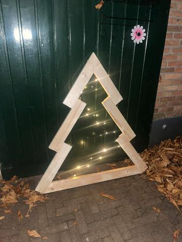Kerstboom gemaakt van hout beschikbaar voor biedingen