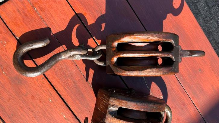 2 scheepsblokken in goede staat., Verzamelen, Scheepvaart, Gebruikt, Gebruiksvoorwerp, Zeilboot, Ophalen of Verzenden
