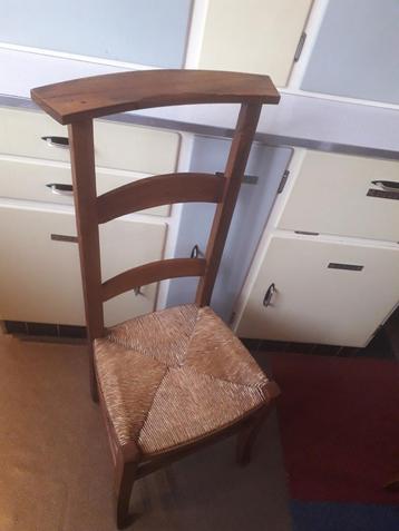 Antieke Biedstoel in Goede Staat beschikbaar voor biedingen