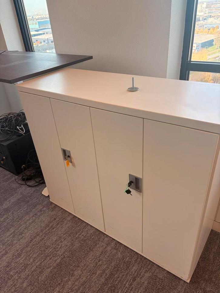 Witte kantoorkast met deuren, Huis en Inrichting, Kasten | Kledingkasten, Gebruikt, 100 tot 150 cm, 25 tot 50 cm, Met deur(en)