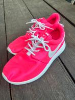 Nike Roshe Run knalroze 38,5, Kleding | Dames, Schoenen, Ophalen of Verzenden, Zo goed als nieuw, Sneakers of Gympen