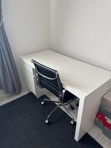 Bureau en bureaustoel beschikbaar voor biedingen
