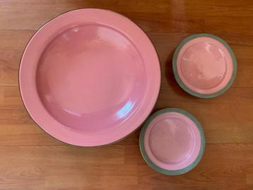 Roze schaal; 41 en 2x 21 cm doorsnee; met leuke aparte rand  beschikbaar voor biedingen