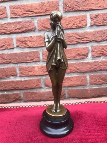 SAD GIRL, brons en marmer beschikbaar voor biedingen