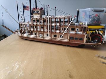 Prachtig kleurrijk en semi-open model Spirit of Mississippi beschikbaar voor biedingen