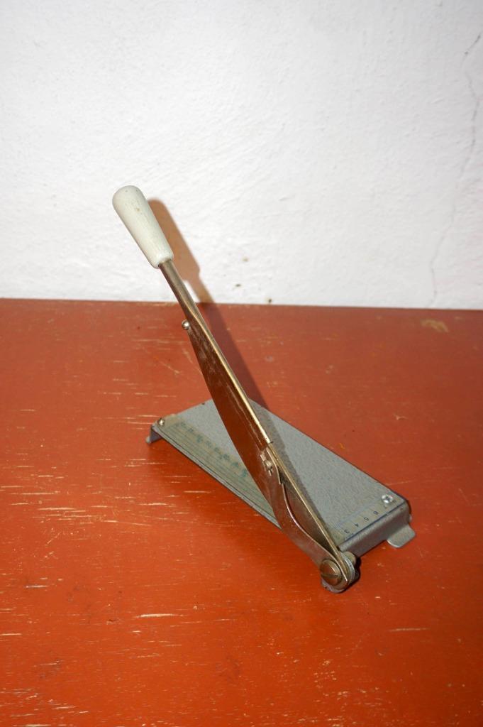 Metalen papiersnijder uit het midden van de vorige eeuw, Antiek en Kunst, Antiek | Kantoor en Zakelijk, Ophalen of Verzenden