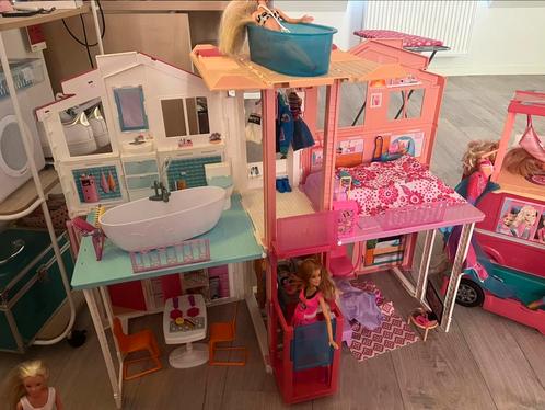 Barbiehuis, camper en heel veel accessoires en poppen, Kinderen en Baby's, Speelgoed | Poppenhuizen, Zo goed als nieuw, Ophalen of Verzenden