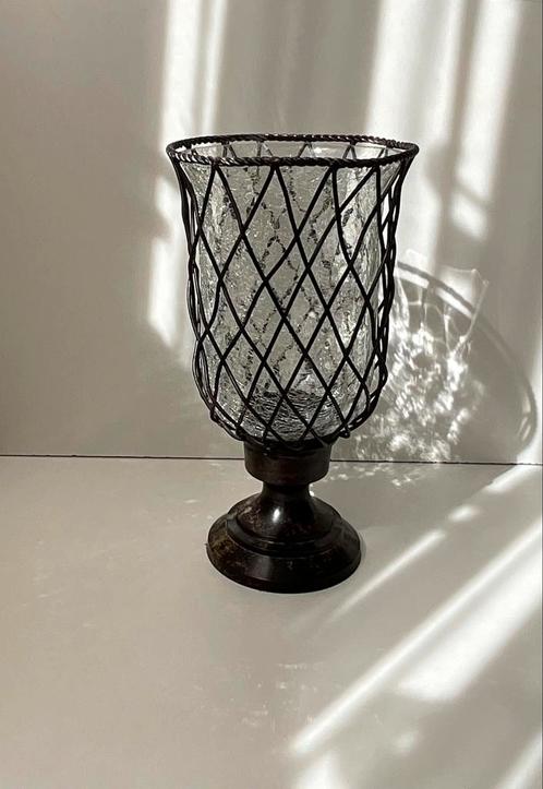Mooi sfeervol windlicht van metaal en glas op voet, Huis en Inrichting, Woonaccessoires | Kandelaars en Kaarsen, Zo goed als nieuw