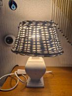 Tafellamp met rietenkap, Huis en Inrichting, Lampen | Tafellampen, Ophalen of Verzenden, Zo goed als nieuw, Overige materialen