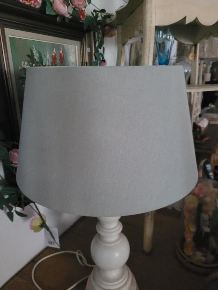 Landelijke tafellamp houten voet licht groene kap, Huis en Inrichting, Lampen | Tafellampen, Zo goed als nieuw, 50 tot 75 cm, Hout