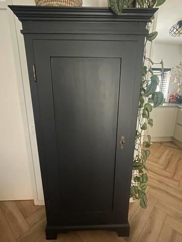 Brocante eendeurskast beschikbaar voor biedingen