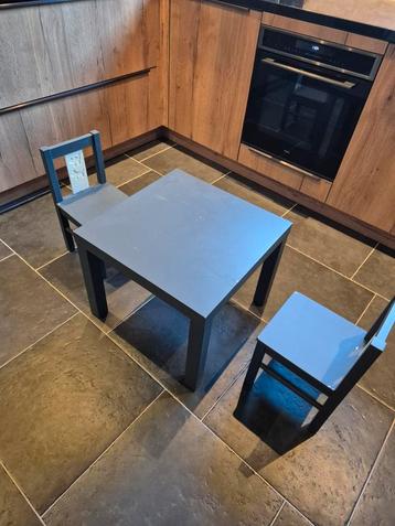 Leuk kindertafeltje met 2 stoeltjes beschikbaar voor biedingen