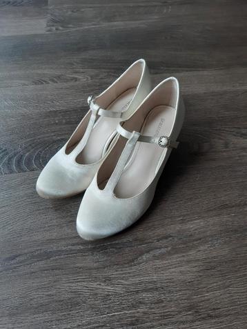 Witte schoenen, maat 37 beschikbaar voor biedingen