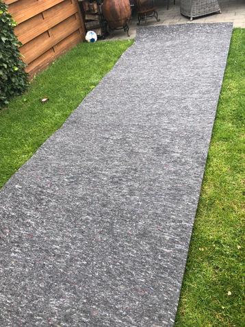 Ondertapijt 600cm x 140cm beschikbaar voor biedingen