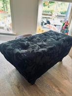 Mooi poefje met zwarte relief bekleding en houten pootjes, Ophalen, Gebruikt, Rechthoekig