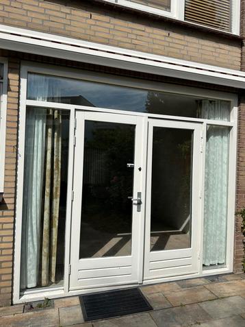 Houten pui en kozijnen MOET WEG beschikbaar voor biedingen