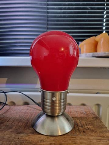Rode robuuste lamp werkt op aanraking beschikbaar voor biedingen