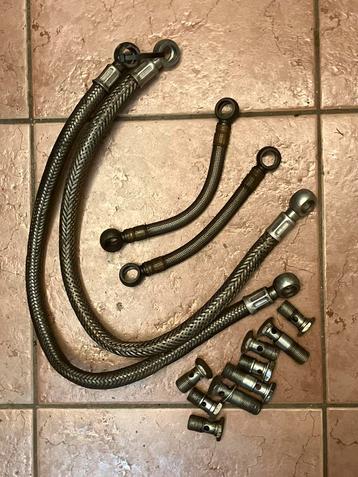 Diverse staalommantelde hydrauliek slangen beschikbaar voor biedingen