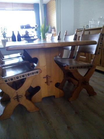 Eetkamer stoelen met tafel beschikbaar voor biedingen