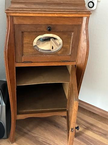 Ouderwetse Grammofoonkast beschikbaar voor biedingen