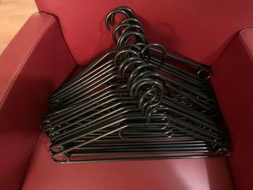 20x zwarte kledinghangers multifunctioneel beschikbaar voor biedingen