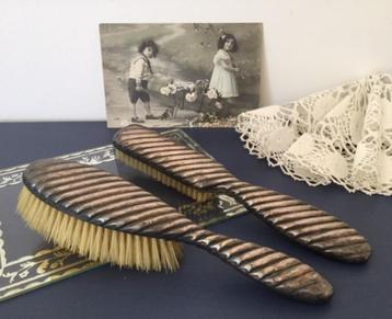 Antieke Franse verzilverde borstelset met prachtig reliëf beschikbaar voor biedingen