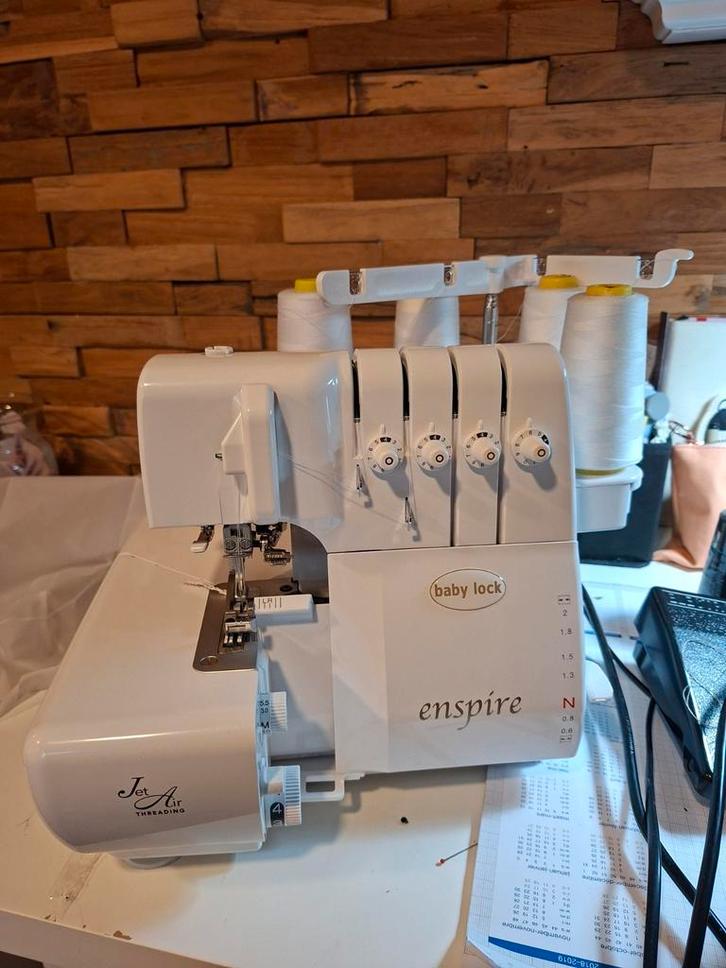 Lockmachine - Perfect voor al uw naaiprojecten!, Hobby en Vrije tijd, Naaimachines en Toebehoren, Zo goed als nieuw, Lockmachine