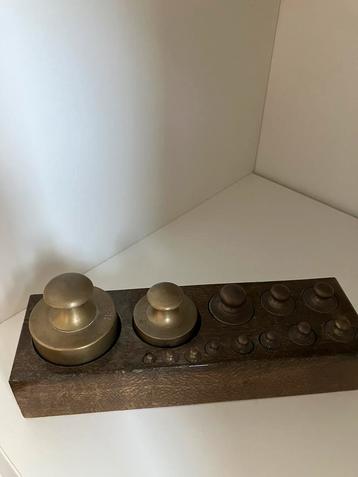 Antiek gewichtenblok beschikbaar voor biedingen