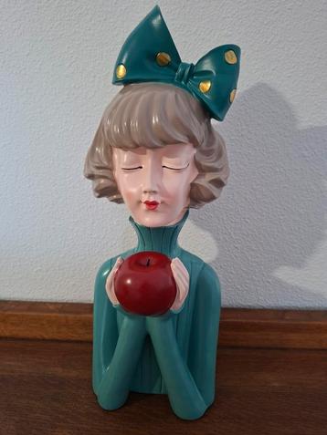Beeld van meisje met appel. 34 cm hoog. beschikbaar voor biedingen