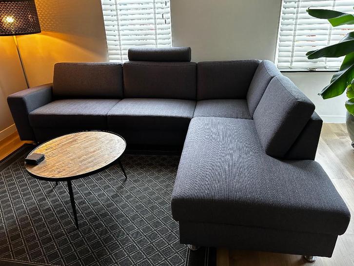 Donkergrijze hoekbank Tom – Leenbakker – Met opbergruimte, Huis en Inrichting, Banken | Bankstellen, Gebruikt, Hoekbank, Vierpersoons of meer