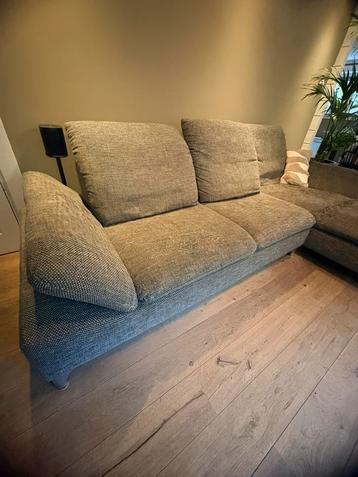 Comfortabele disigner stoffen loungebank beschikbaar voor biedingen