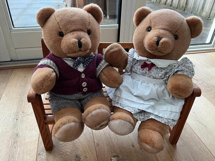 Bijenkorfberen Bob en Sabine (collectorsitem) op bankje, Verzamelen, Beren en Cherished Teddies, Zo goed als nieuw, Stoffen beer