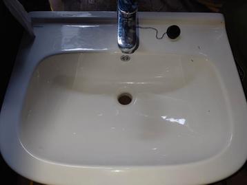 Wastafel met mengkraan  beschikbaar voor biedingen