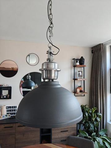 Industriële hanglamp beschikbaar voor biedingen