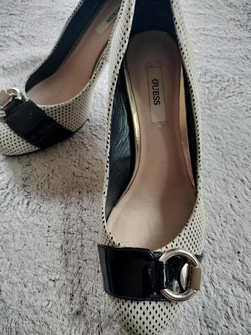 Guess Pumps - Maat 36, Kleding | Dames, Schoenen, Zo goed als nieuw, Pumps, Wit, Ophalen of Verzenden
