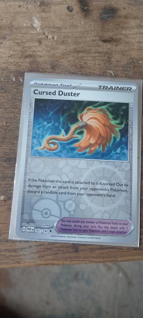 Trainer cursed duster reverse holo paradox rift, Hobby en Vrije tijd, Verzamelkaartspellen | Pokémon, Zo goed als nieuw, Losse kaart