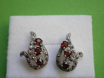   Mooie zilveren oorstekers met granaatjes en markasietjes  beschikbaar voor biedingen