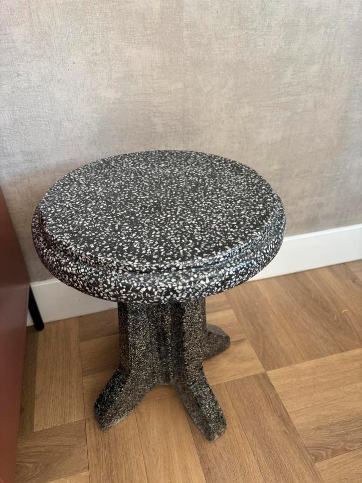 Terrazzo bijzettafeltje / krukje, zware kwaliteit, Huis en Inrichting, Tafels | Bijzettafels, Zo goed als nieuw, Rond, Minder dan 45 cm