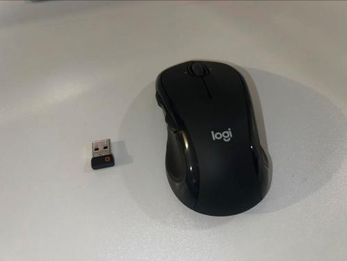 Logitech m510 draadloze muis, Computers en Software, Muizen, Zo goed als nieuw, Muis, Linkshandig, Rechtshandig, Draadloos, Ophalen of Verzenden