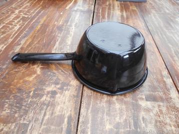 Zwart emaille steelpannetje beschikbaar voor biedingen