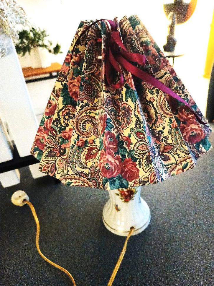 Porseleinen tafellamp -bloemdecoraties - gouden accenten, Huis en Inrichting, Lampen | Tafellampen, Gebruikt, Minder dan 50 cm