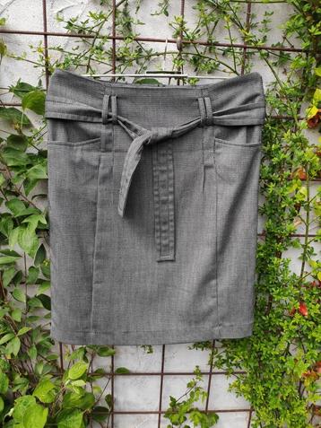 Chique zwart/wit rokje met strik ceintuur, gevoerd, met 42 beschikbaar voor biedingen