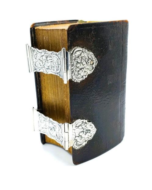 Bijbel met zilveren sloten met bijbelse voorstellingen, 1818, Antiek en Kunst, Antiek | Boeken en Bijbels, Ophalen of Verzenden